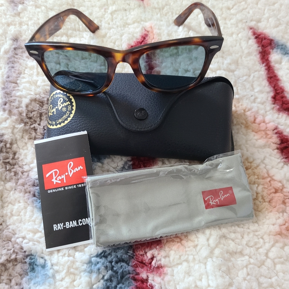 Ray-Ban Tortoise Wayfarer with Case